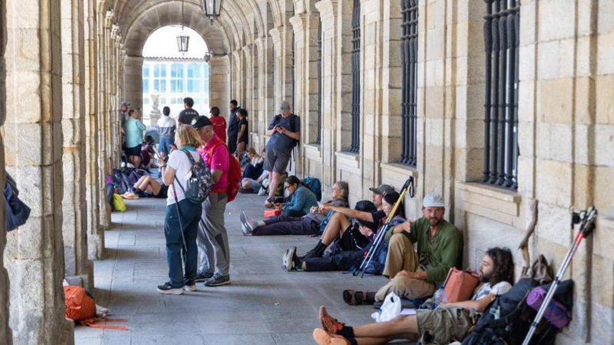 Turistas y peregrinos en los soportales del Pazo de Raxoi, en Santiago.
