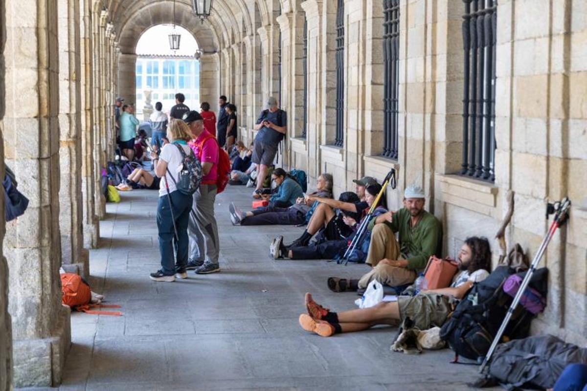 Turistas y peregrinos en los soportales del Pazo de Raxoi, en Santiago.