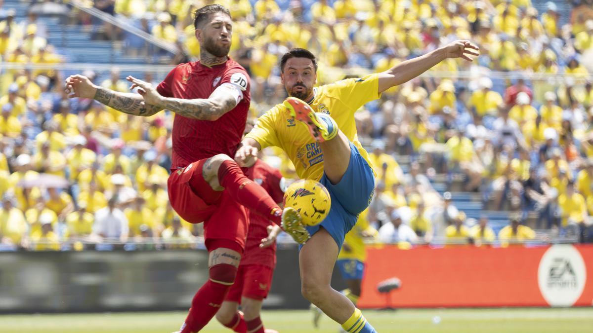 El defensa del Sevilla Sergio Ramos (i) y el centrocampista del UD Las Palmas JAvi Muñoz durante el partido