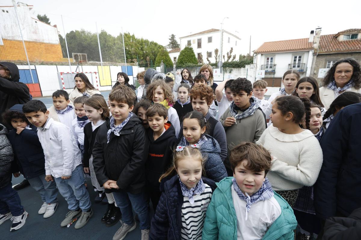 Alumnado de La Canal atiende en la actuación del coro escolar en el patio.