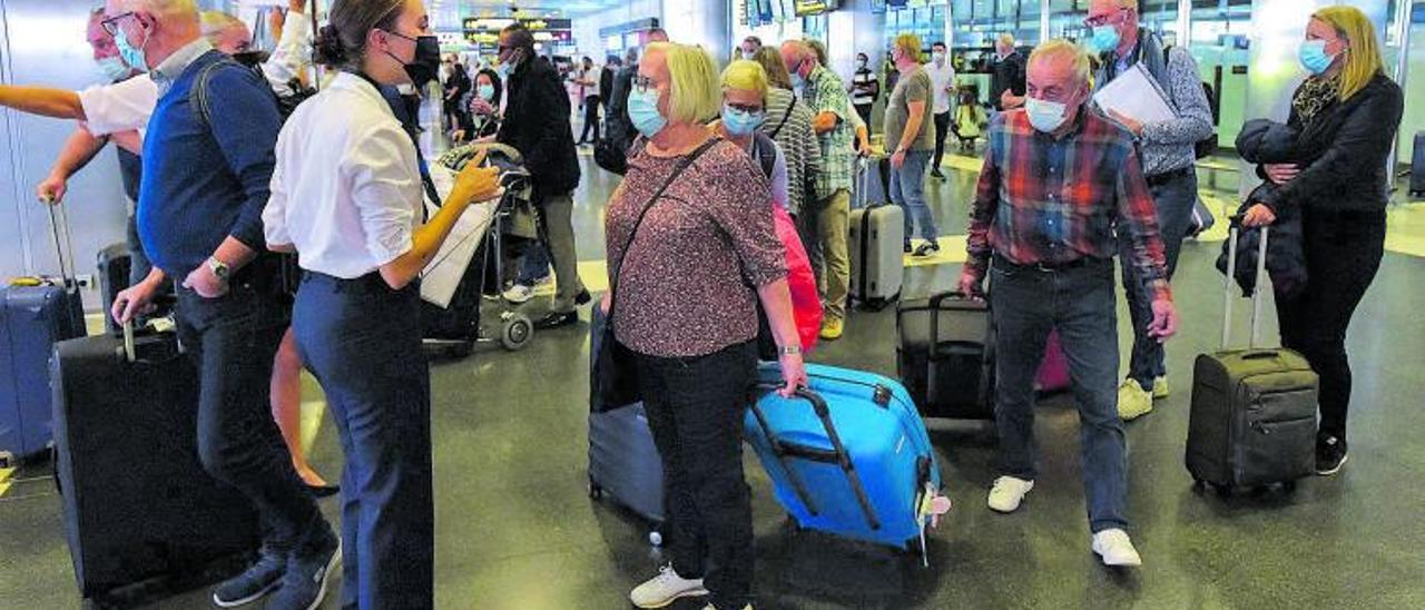 Llegada de turistas ayer, al aeropuerto de Gran Canaria, tras pasar los controles sanitarios a la salida de los aviones.