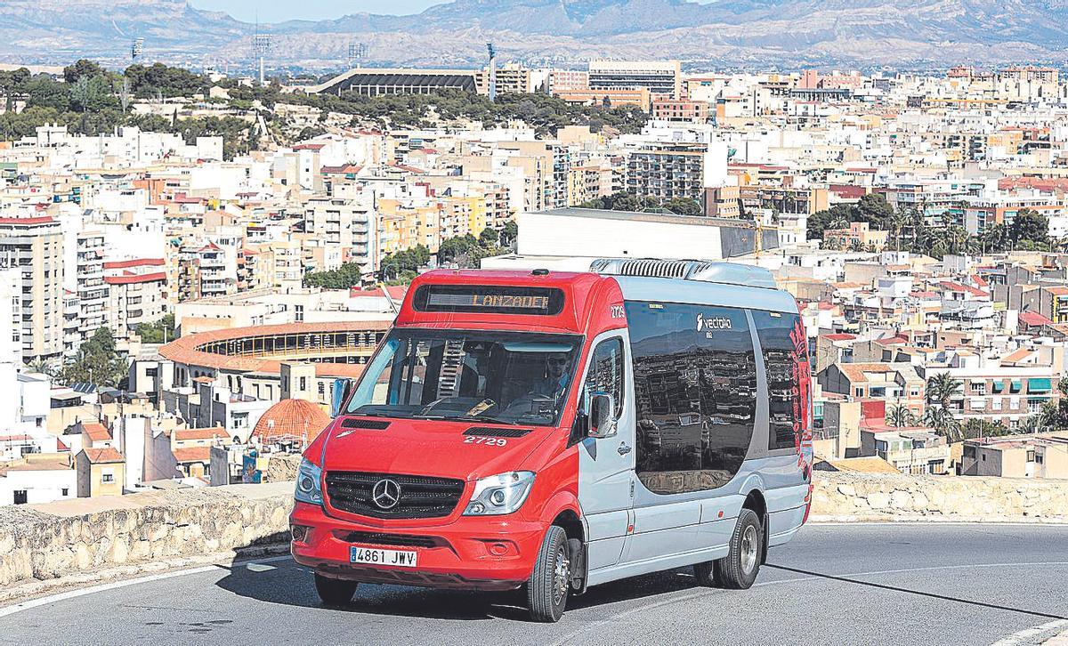 El bus lanzadera recorre las empinadas cuestas que llevan a lo alto del Castillo de Santa Bárbara.