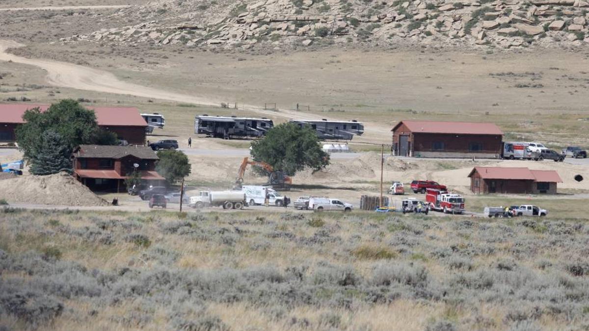 ¿Solo en su rancho? No, Kanye West está acompañado por mucha gente (y muchos camiones)