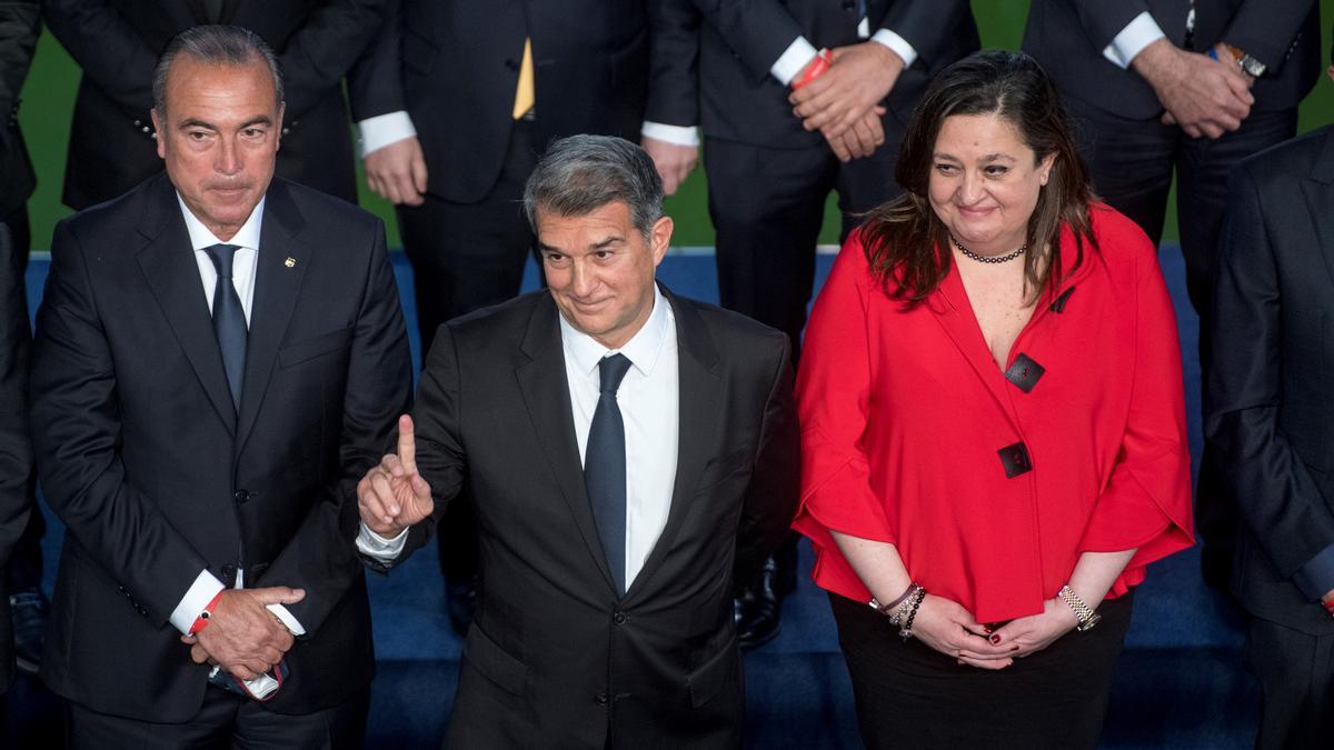 Rafa Yuste, Joan Laporta y Maria Elena Fort, en la foto de la junta al completo.