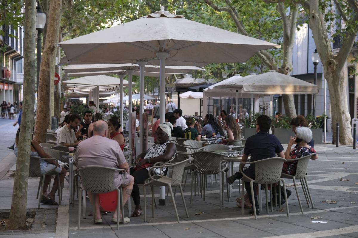 El passeig concorregut de gent aliena al fenomen