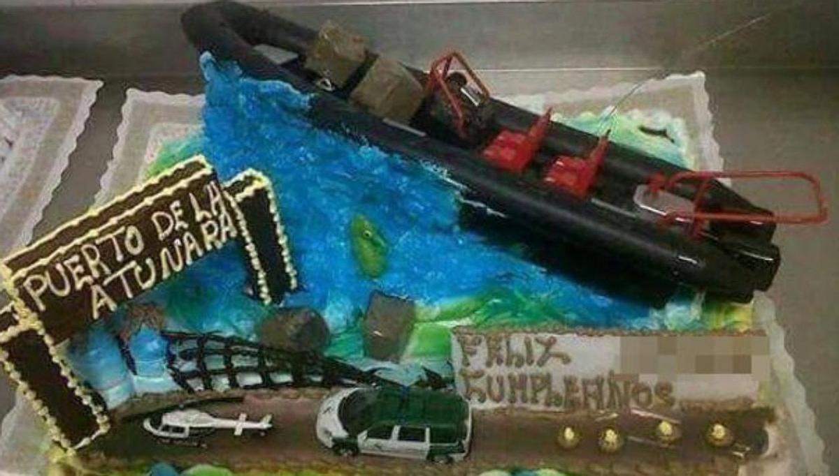 Una tarta de cumpleaños compuesta por una narcolancha escapando de la Guardia Civil