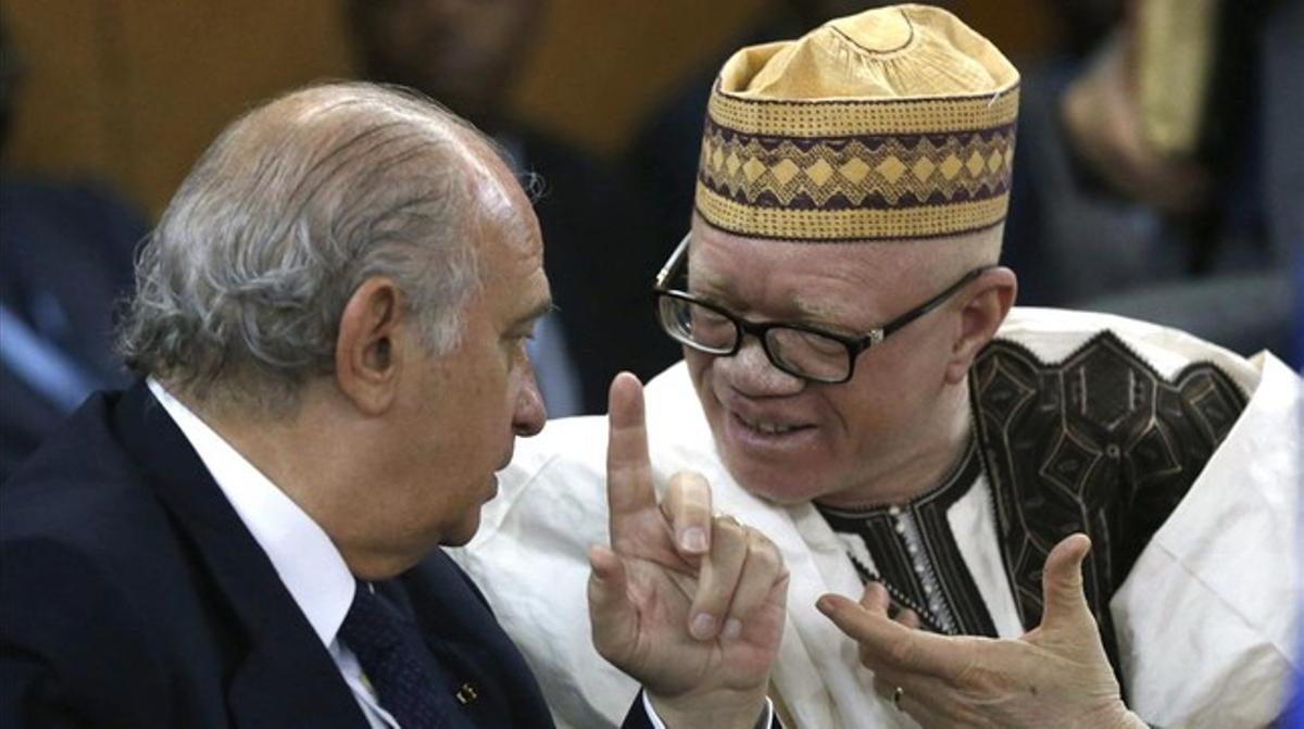 El ministro del Interior, Jorge Fernández Díaz, conversa con su homólogo de Malí, Cheickna Seydi Diawara, durante una reunión este jueves con homólogos de los países del Sahel en Niamey (Níger). El ministro del Interior, Jorge Fernández Díaz, conversa con su homólogo de Malí, Cheickna Seydi Diawara, durante una reunión este jueves con homólogos de los países del Sahel en Niamey (Níger).