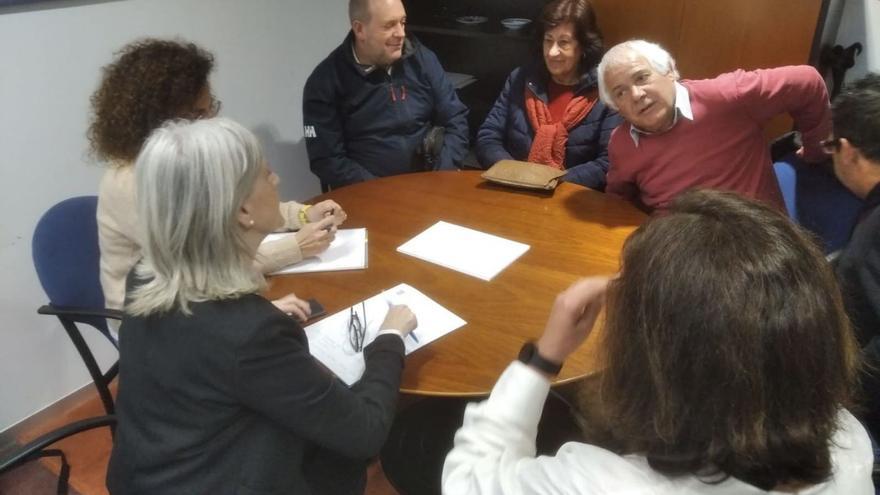 Balbino Barcia (tercero izquierda) frente a la directora del Igape, Covadonga Toca, ayer en Vigo.