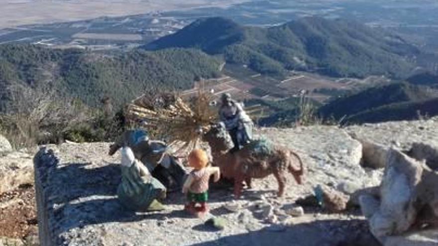 Algunas figuras de belén recolocadas en otro punto de la cima.