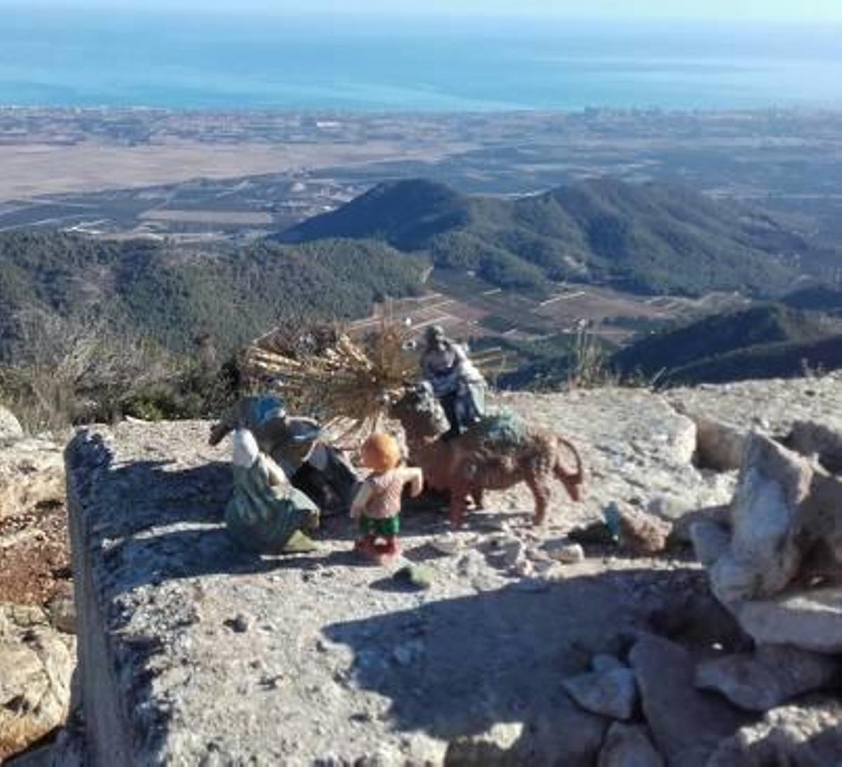 Algunas figuras de belén recolocadas en otro punto de la cima.