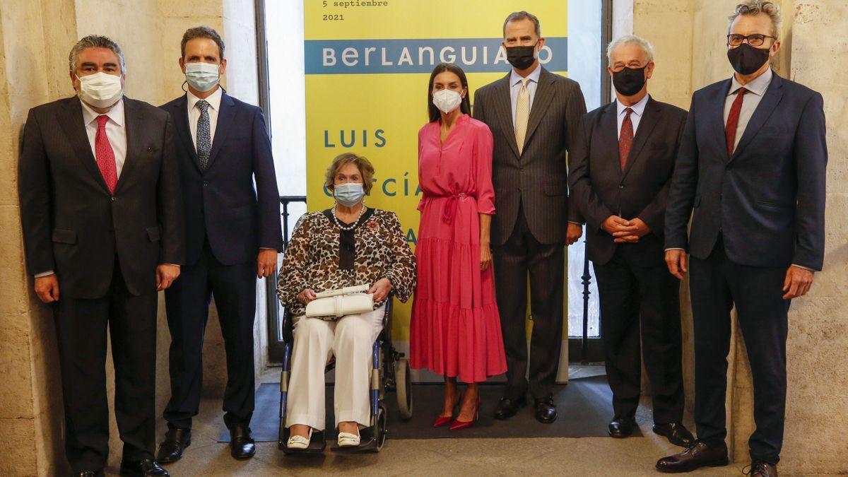 La familia Berlanga con los Reyes y el director de la Academia, Mariano Barroso.