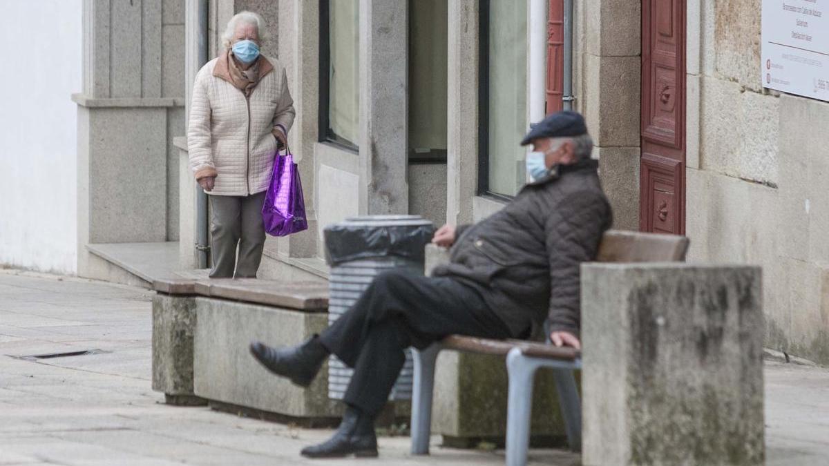 Dos personas con mascarilla en una calle de Lalín. // Bernabé / Ana Agra
