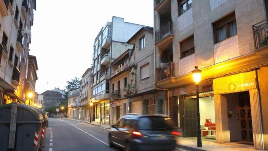 Vista del alumbrado público de la calle Ramón Cabanillas, en el casco urbano de Moaña.  // Carmen Giménez