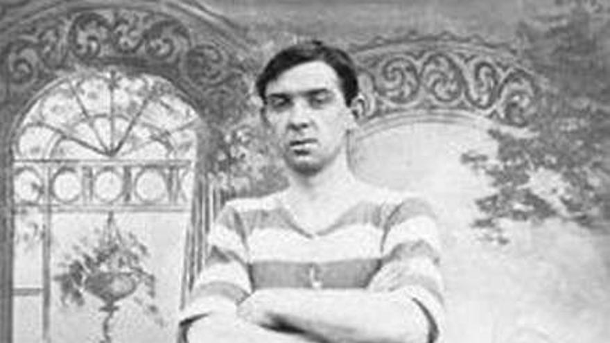 William Angus, como jugador del Celtic (izquierda) y a su regreso de la guerra. / la opinión