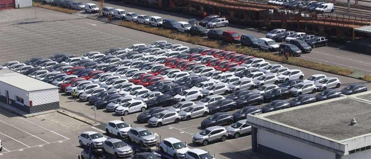 Coches de Renault estacionados en Porriño. Al fondo, el convoy en el que llegan desde Palencia. // R. Grobas