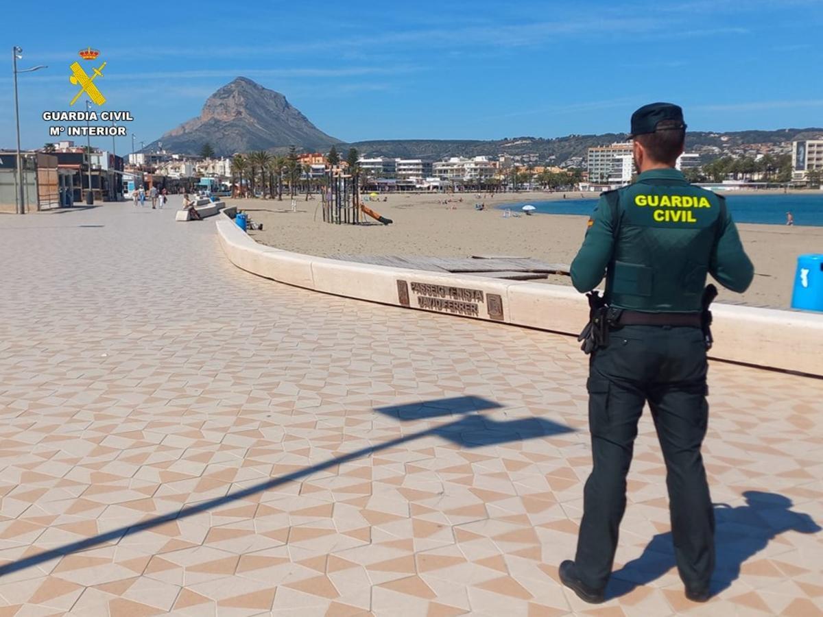 Un agente vigila el paseo del Arenal de Xàbia, que es la principal zona de ocio nocturno