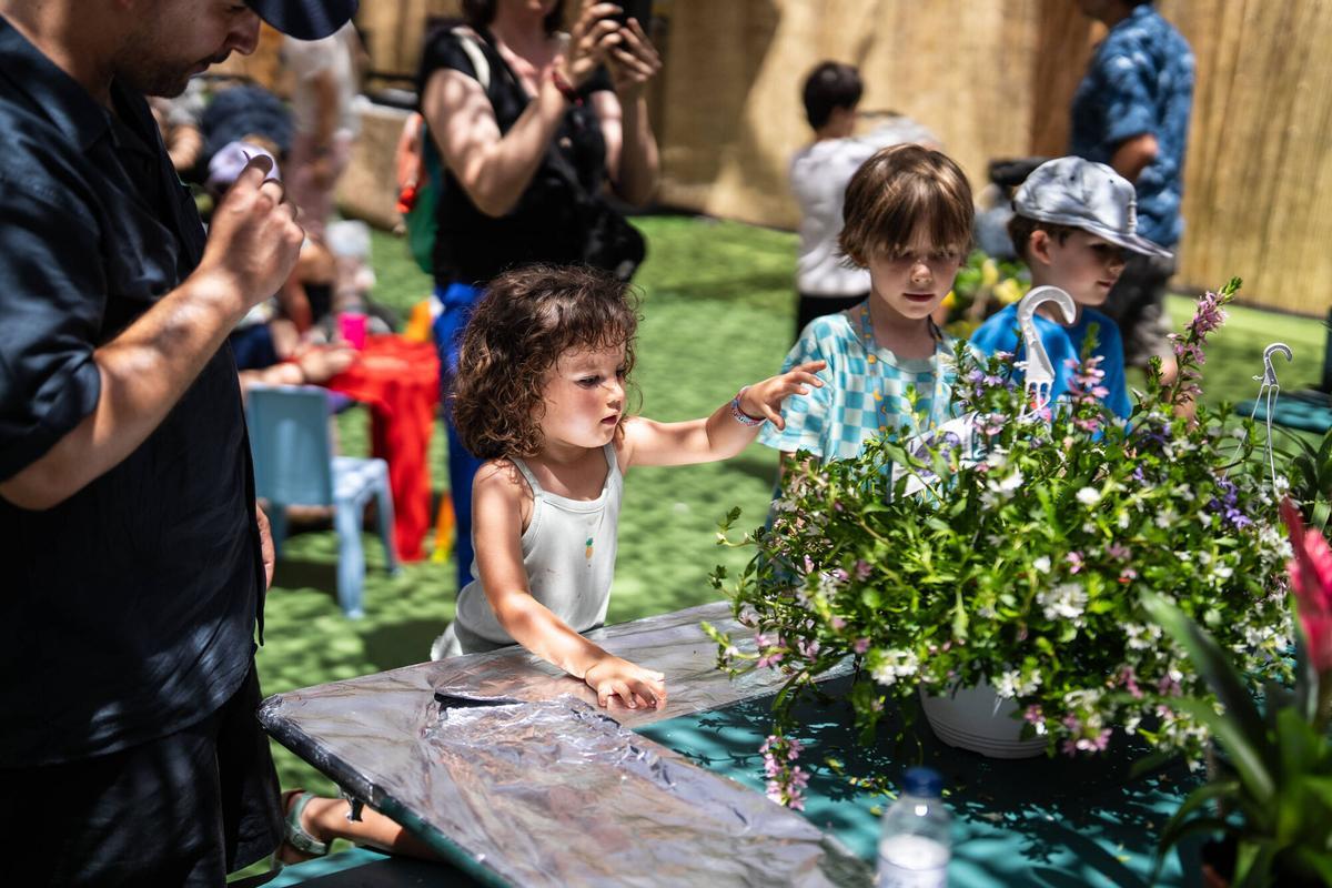 Niños en el taller de 'plantas musicales' en el Sónar Kids 2026, el 20 de junio en el Fòrum.
