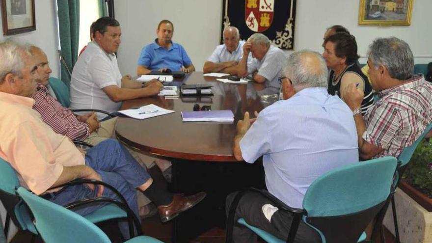 Alcaldes alistanos durante la reunión celebrada ayer en Alcañices para defender el parque de bomberos.