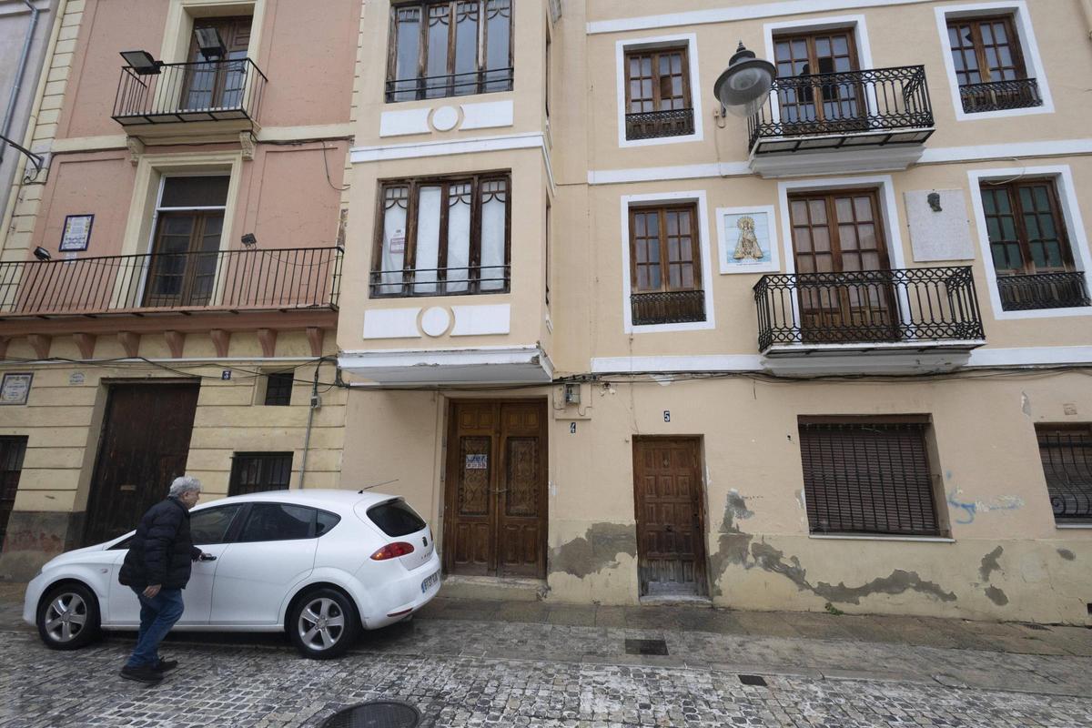 La casa natalicia de Vicente Boix en la plaza Calixte III de Xàtiva, tras ser clausurados sus accesos, este miércoles.