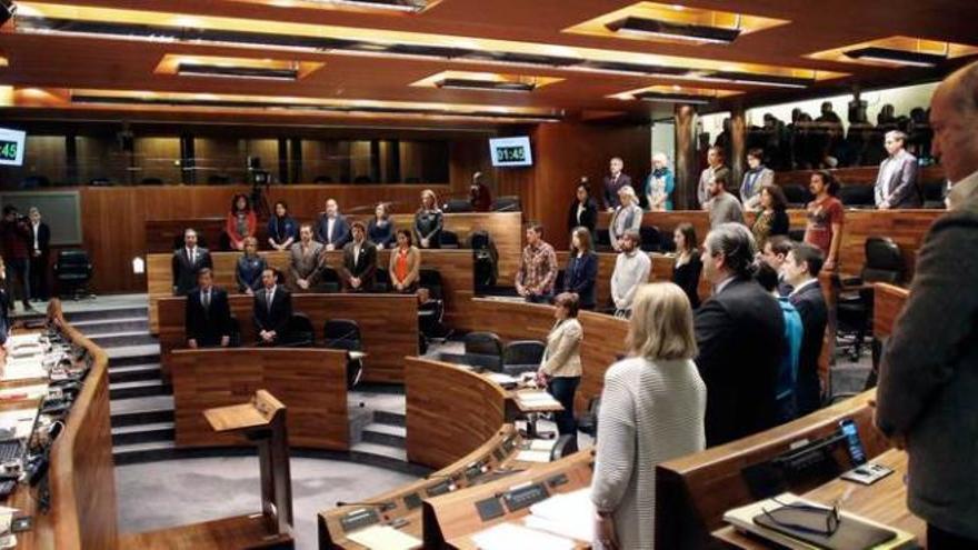 Minuto de silencio en la junta. El Parlamento asturiano homenajeó al bombero fallecido antes del Pleno.