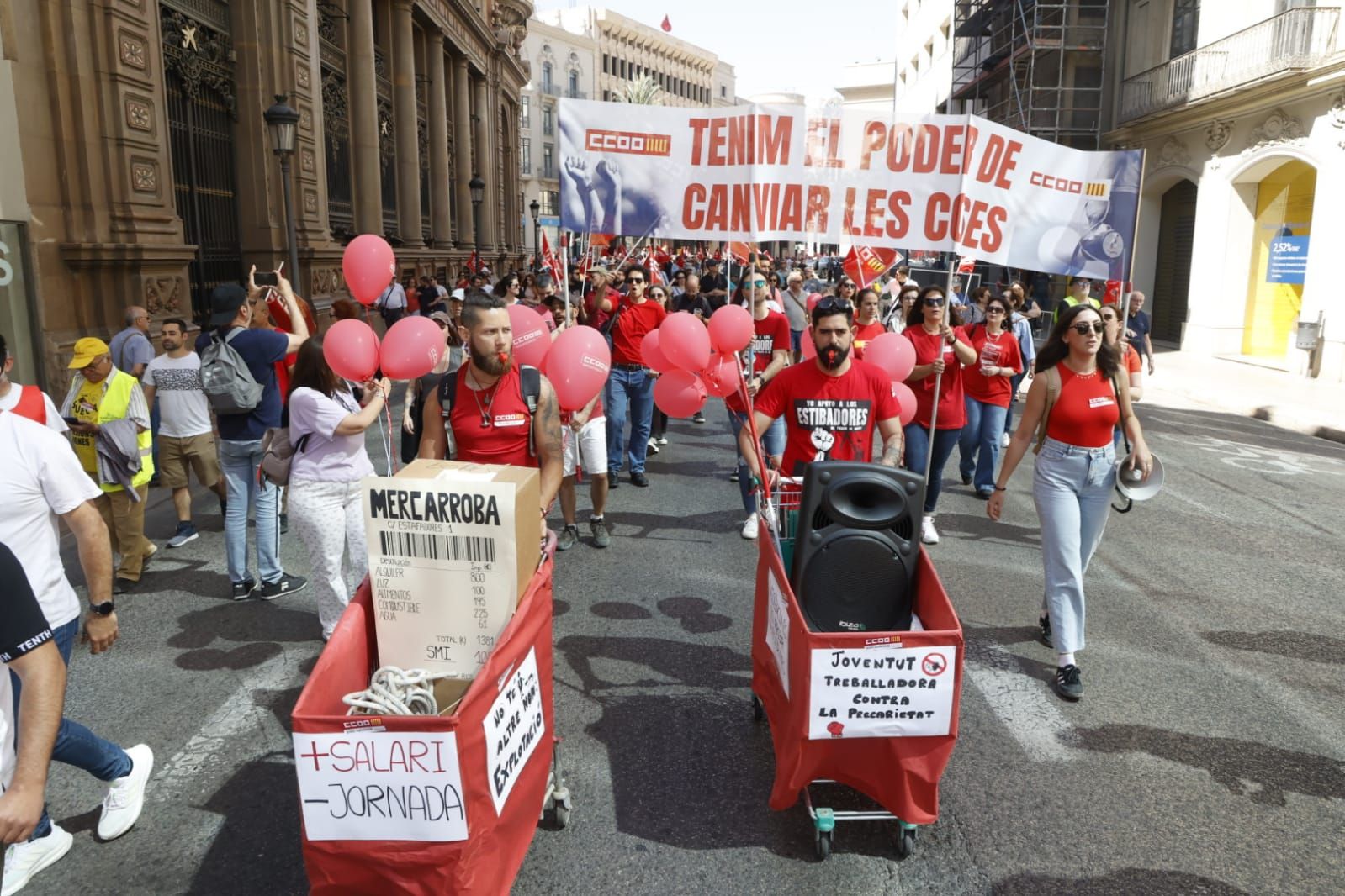 Miles de trabajadores festejan el Primero de Mayo en València