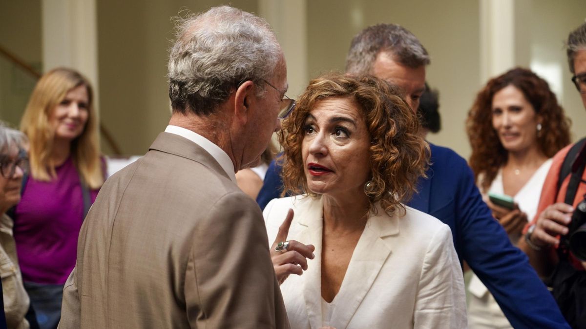 La vicepresidenta primera del Gobierno y ministra de Hacienda, María Jesús Montero, dialoga con el alcalde Paco de la Torre.¡