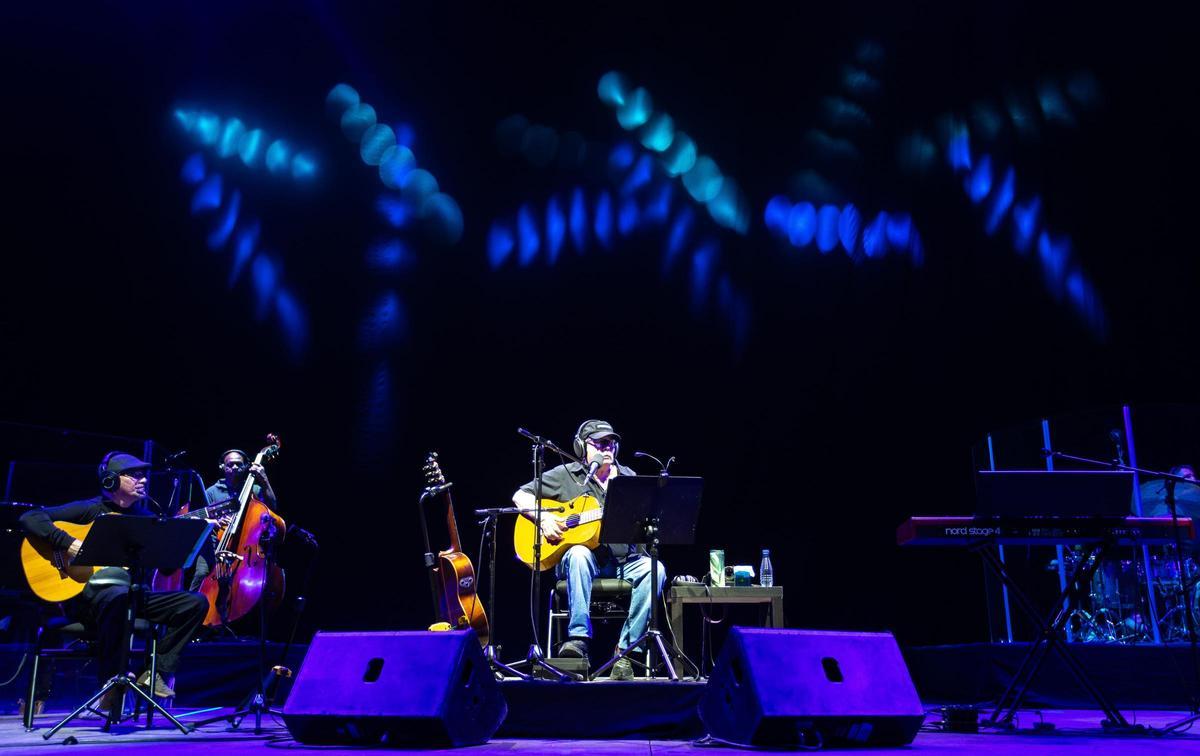 Silvio Rodríguez, en el centro, acompañado de sus músicos durante su concierto en Murcia