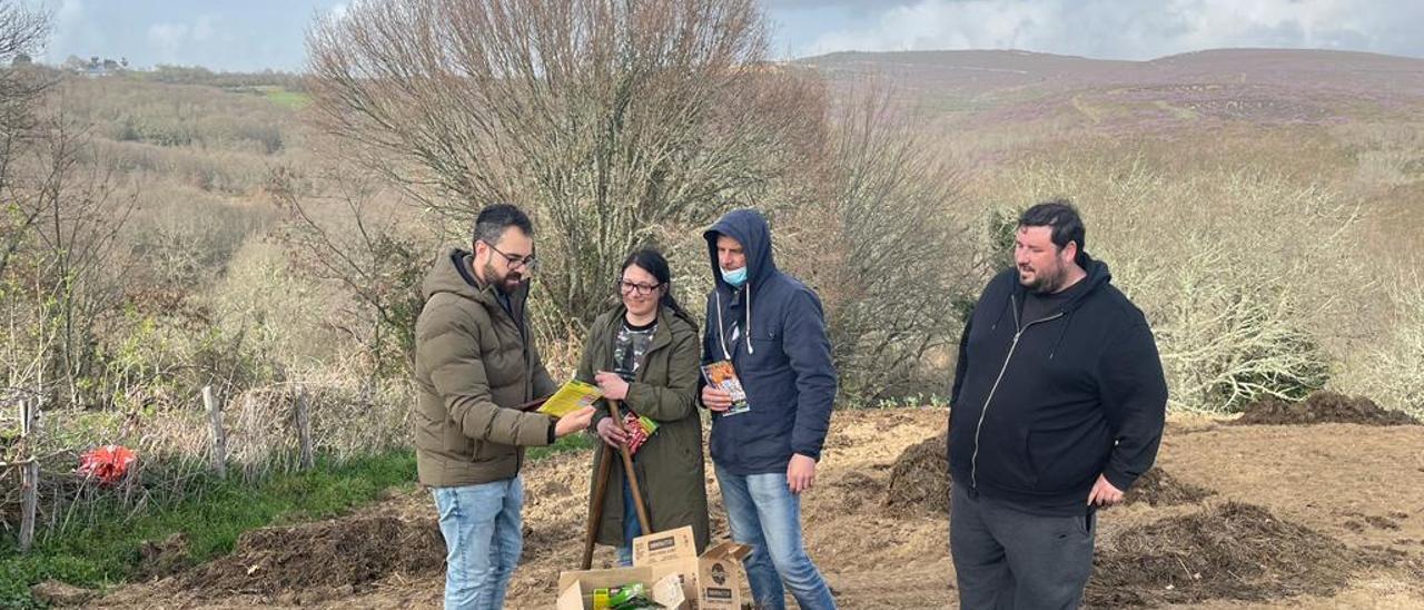 Angela e Ivan, ambos ucranianos, con el ingeniero Pablo Fernández (izq) y el alcalde de San Xoán de Río, José Miguel Pérez, en los terrenos de Os Biocos.