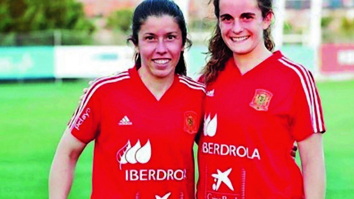 Peke posa con Tere Abelleira, en un entrenamiento con la selección española.