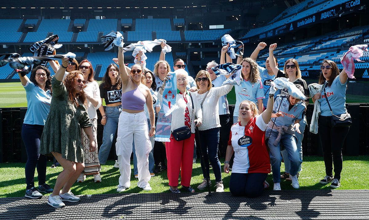 Alicia, en el centro, junto a peñistas y aficionadas del Celta, ayer en Balaídos.