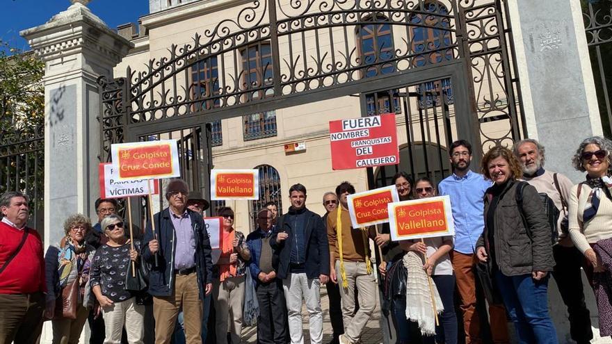 Protesta ante Urbanismo por la recuperación de Cruz Conde y Vallellano en el callejero