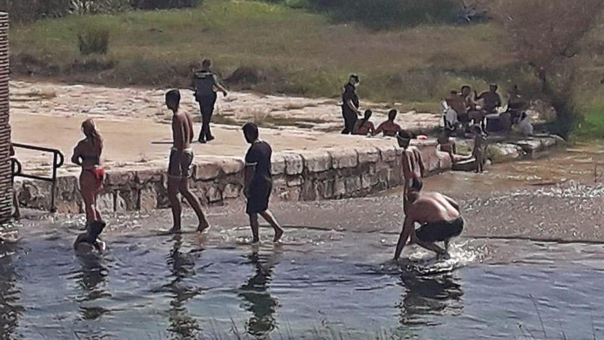 Un grupo de bañistas que se saltó la prohibición en l&#039;Assut.