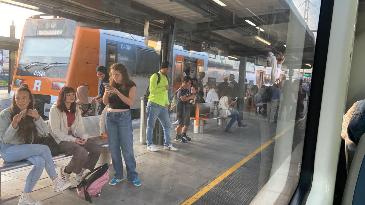 Tren de la línea R2 parado en Granollers