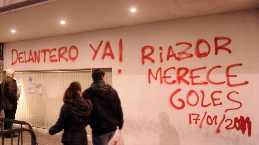 Pintada aparecida en la fachada del estadio de Riazor la pasada semana. / juan varela