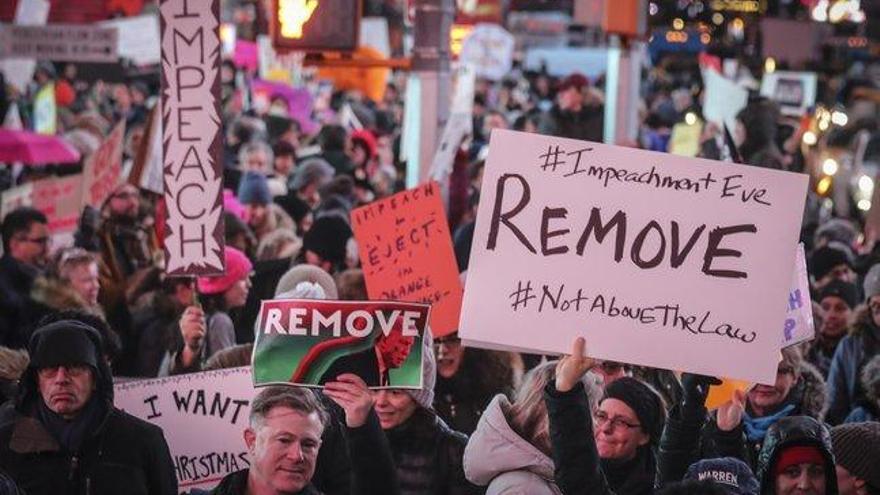 Miles de personas piden el impeachment de Trump en Times Square de Nueva York