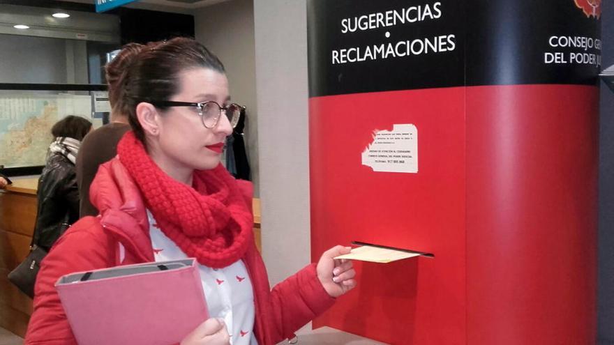 Laura Alonso deja su queja en los buzones del juzgado de Vigo // FARO