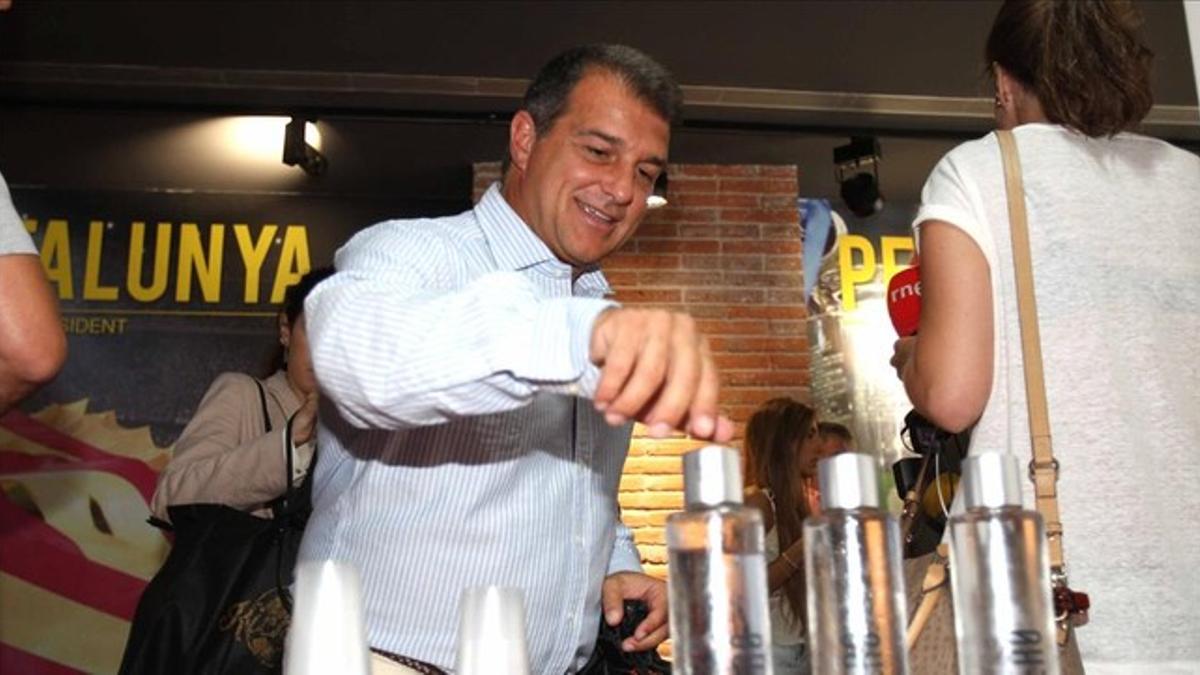 Joan Laporta coge una botella de agua en su sede electoral, este viernes.