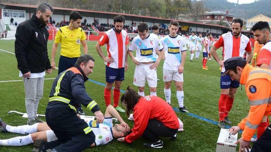 Fran Monroy, tendido en el suelo en el momento de recibir la asistencia médica en Cangas. // Gonzalo Núñez