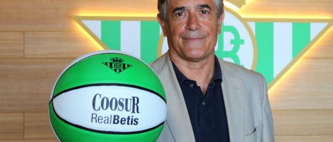 Berdi Pérez, durante su presentación como director deportivo del Coosur Real Betis, el verano pasado. | | REAL BETIS
