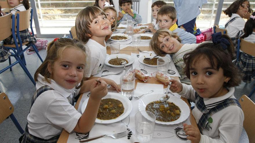 Alumnos almuerzan en el comedor de su colegio.