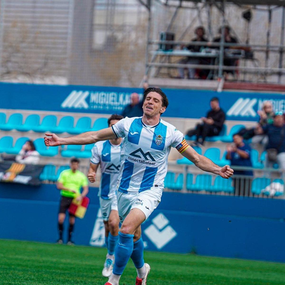 Jaume Pol celebra su gol en el Estadio Balear.