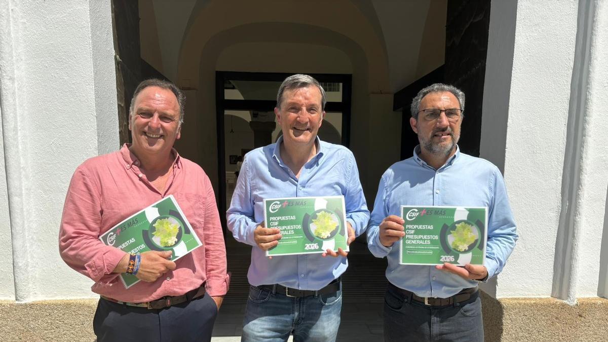 Miembros de CSIF Extremadura con el documento con propuestas para los PGEx de 2026