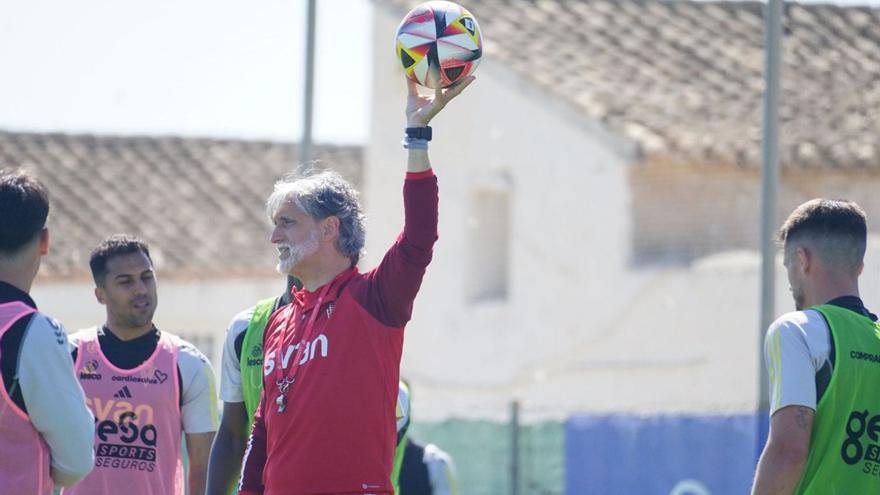 Pablo Alfaro dirige la última sesión de entrenamiento del Real Murcia.