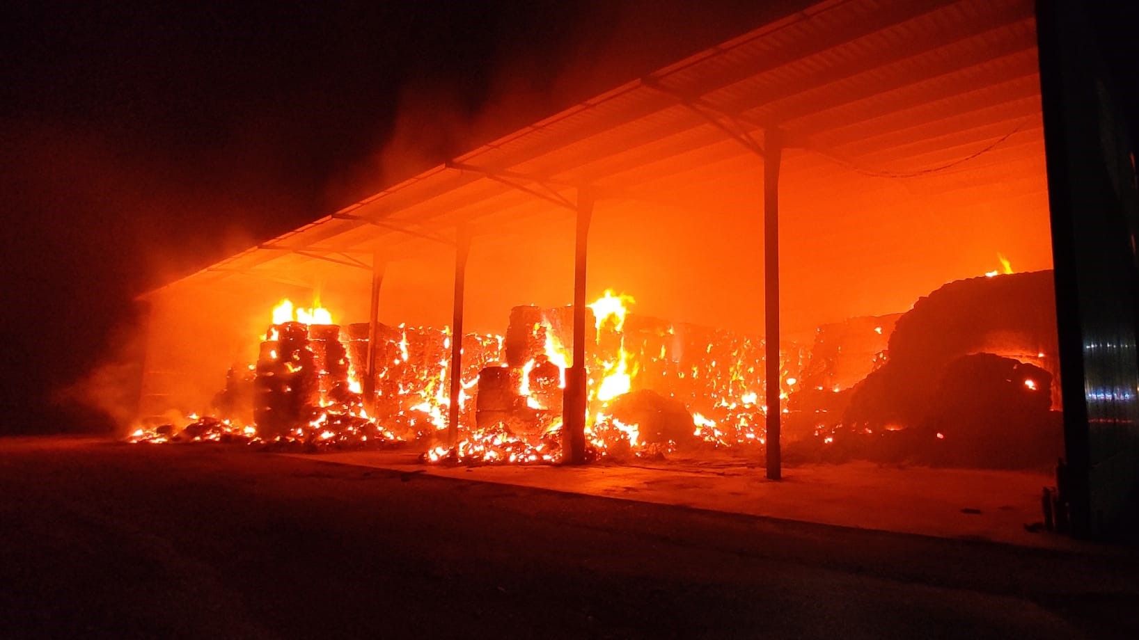 Incendio de las instalaciones del secadero de Grañén (Huesca)