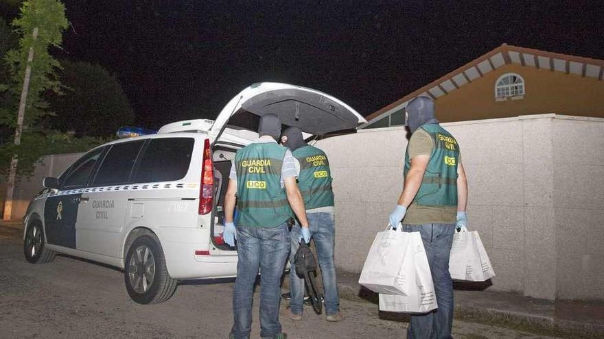 Agentes de la Guardia Civil en un operación contra el tráfico de drogas en A Estrada (Pontevedra).