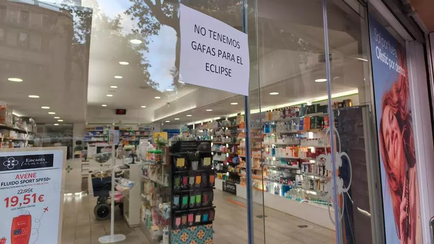 Las gafas para ver el eclipse, agotadas en Barcelona