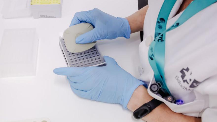 Personal sanitario en un laboratorio. | E. P.
