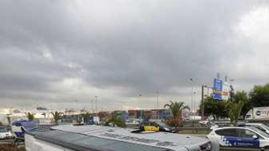 El vuelco de un autocar en Barcelona bajo una intensa lluvia causa 24 heridos