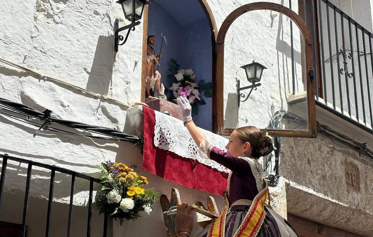 La reina infantil, Laia Sedeño, realiza la ofrenda de "raïm" y "bacores"