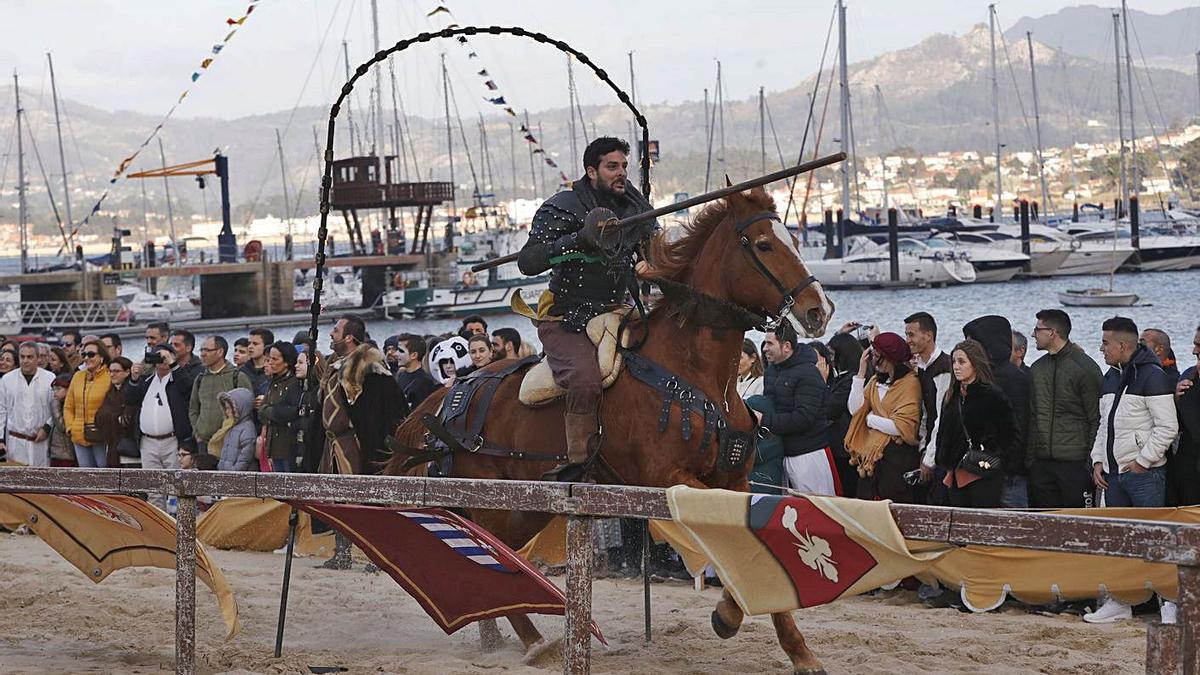 Un momento de la justa de caballeros de la Arribada en la playa de A Ribeira. |   // RICARDO GROBAS